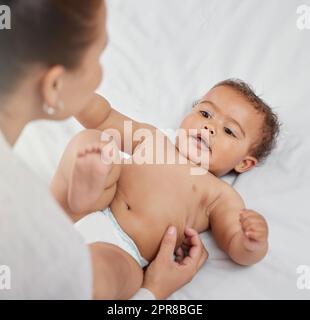 Un efecto grunge imagen de un cartel que ilustra el baño (aseos o baños) y  cambio de pañales de bebé (cambiar) instalaciones. Foto © COLIN HOSKINS  Fotografía de stock - Alamy