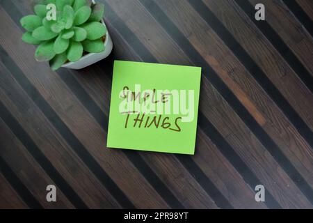 Concepto de cosas simples escribir en notas adhesivas aisladas en la mesa de madera. Foto de stock