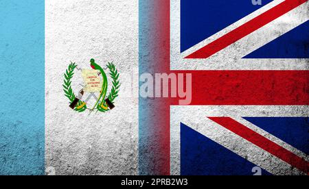 Bandera nacional del Reino Unido (Gran Bretaña) Union Jack con Guatemala Bandera nacional. Grunge fondo Foto de stock