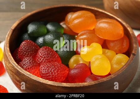 https://l450v.alamy.com/450ves/2prbf20/deliciosos-caramelos-gomosos-en-tazon-de-madera-primer-plano-2prbf20.jpg