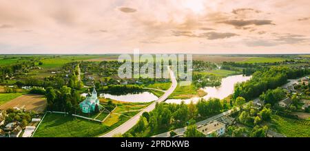 Krupets, Distrito de Dobrush, Región de Gomel, Bielorrusia. Vista aérea de la antigua Iglesia Ortodoxa de madera de la Santísima Trinidad en el día del Otoño soleado Foto de stock