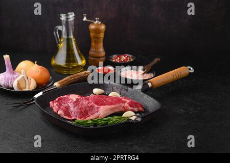Bistec de ojo de ribeye crudo, carne de ternera de primera calidad sin hueso en la sartén de la parrilla Foto de stock