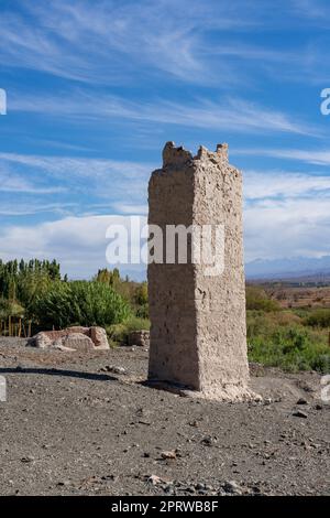 Ruinas de adobe del antiguo molino de plata y fundición de Hilario en el Valle de Calingasta, San Juan, Argentina. Foto de stock