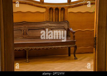 Puerta y banco de madera en la entrada de un piso decorado con muebles  modernistas en Casa Batlló (Barcelona, Cataluña, España Fotografía de stock  - Alamy