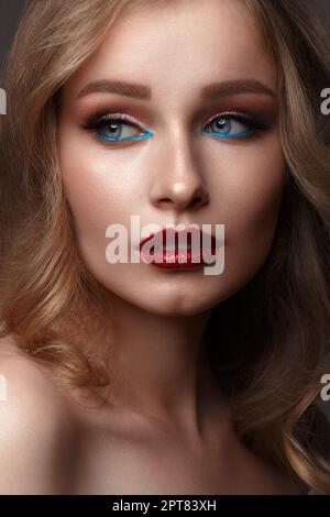 Purpurina maquillaje en una mujer hermosa cara sobre fondo negro Fotografía  de stock - Alamy