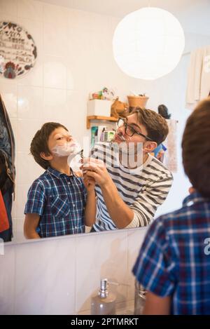 Padre ayudando a su hijo a afeitarse en el baño, Munich, Alemania Foto de stock