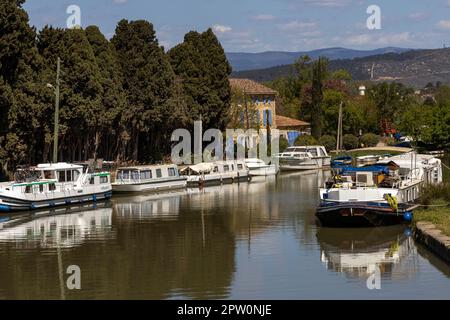 Barcos amarrados en el Canal du Midi cerca del pueblo de Bize-Minervois en el departamento de Aude Foto de stock