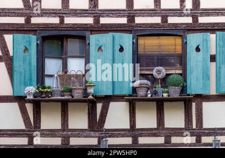 Primer plano con ventanas rústicas tradicionales vistas en Estrasburgo, Francia Foto de stock