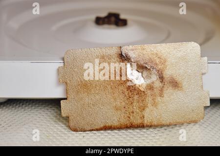 Reparación de un microondas espumoso sustituyendo la placa de mica. El  microondas está roto con una lámina de mica quemada de sustitución  automática Fotografía de stock - Alamy