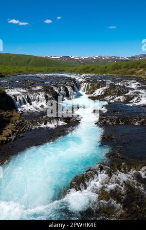 La hermosa cascada Bruarfoss con sus aguas turquesas en Islandia Foto de stock