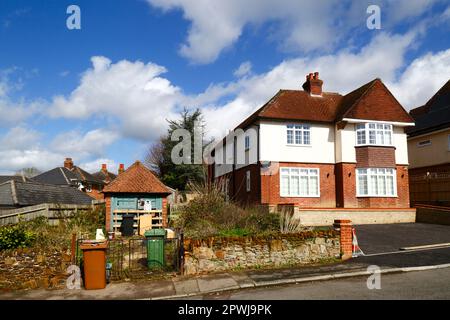 Antiguo garaje que ocupa una parcela de tierra entre casas que sería de valor para los promotores inmobiliarios, Southborough, Kent. Foto de stock