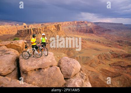 1990S PAREJA HOMBRE Y MUJER CON BICICLETAS AMASA