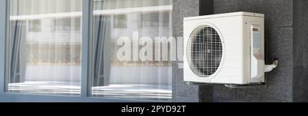 Sistema de aire acondicionado Mini Split junto a casa con pared de ladrillo  pintado y el espacio para la copia de texto Fotografía de stock - Alamy