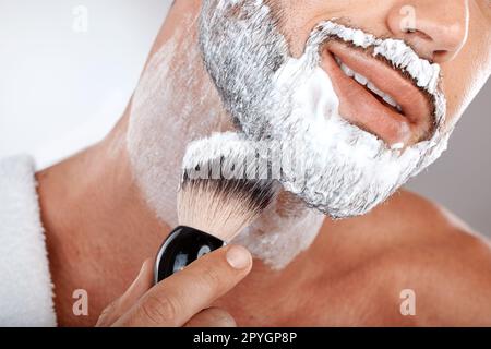 Espuma Afeitada En Barba Y Hombre Con Sonrisa De Mano En La Cara Y