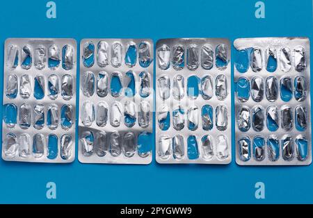 Blister vacío paquete de cápsulas sobre un fondo azul, cerca Foto de stock