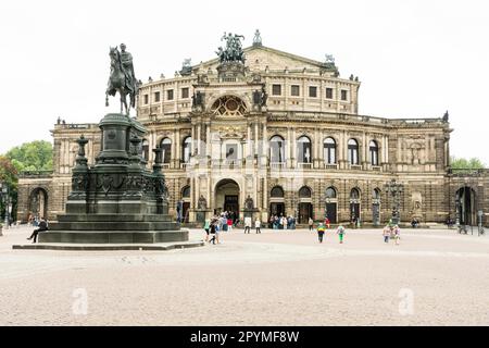 DRESDE, ALEMANIA - 4 DE SEPTIEMBRE: Turistas en el Semperoper en Dresde, Alemania el 4 de septiembre de 2014. La ópera tiene una larga historia de estrenos Foto de stock