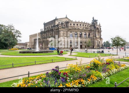 DRESDE, ALEMANIA - 4 DE SEPTIEMBRE: Turistas en el Semperoper en Dresde, Alemania el 4 de septiembre de 2014. La ópera tiene una larga historia de estrenos Foto de stock