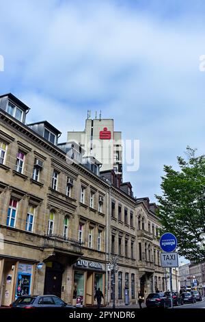 Economía, logotipo, nombre de la empresa, bancos: Letras de la empresa Sparkasse en una fachada Foto de stock