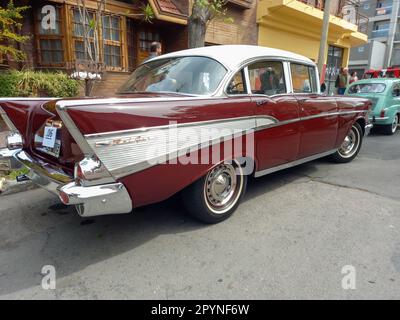  Bernal, Argentina Viejo rojo borgoña 1957 Chevrolet Chevy Bel Air sedán  deportivo de dos puertas estacionado en la calle. Icónico coche clásico  Fotografía de stock - Alamy