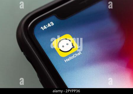 Vancouver, CANADÁ - Abr 15 2023 : HelloChat aplicación, es una plataforma de pago social en Canadá por HelloChat Technology Limited, visto en una pantalla de iPhone. Foto de stock