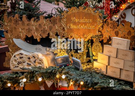 Decoración de Stollen en el mercado de Navidad (Striezelmarkt) en Dresde, Sajonia, Alemania Foto de stock