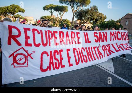 Los manifestantes sostienen una pancarta que dice 'Recuperando las casas de  San Michele y la dignidad