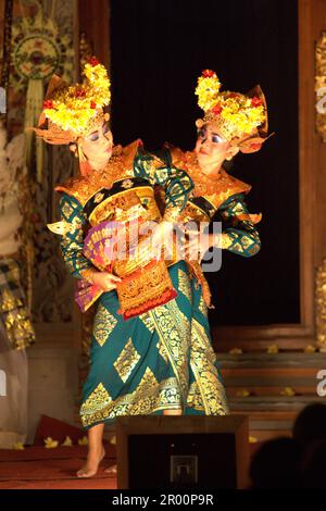 Bailarines tradicionales de legong balineses durante un espectáculo en el Palacio Real de Ubud, Bali, Indonesia. Normalmente dura alrededor de 1,5 horas, el legong (también con bailarín de máscaras Barong) es uno de los principales espectáculos en Ubud que siempre estaría lleno de espectadores durante la temporada alta. Foto de stock