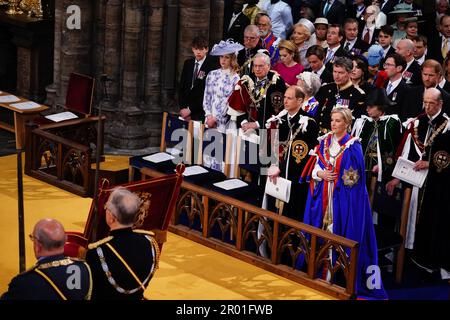 (Izquierda a derecha 3rd y 4th fila) El Duque de York, la princesa Beatriz, Peter Phillips, Edoardo Mapelli mozzi, Zara Tindall, La princesa Eugenia, Jack Brooksbank, Mike Tindall y el duque de Sussex, (de izquierda a derecha 2nd fila) el conde de Wessex, Lady Louise Windsor, el duque de Gloucester, la duquesa de Gloucester, la princesa Real Vicealmirante Sir Tim Laurence, el príncipe Miguel de Kent, la princesa Miguel de Kent, (1st fila) El duque y la duquesa de Edimburgo en la ceremonia de coronación del rey Carlos III y la reina Camilla en la Abadía de Westminster, Londres. Fecha de la fotografía: Sábado 6 de mayo de 2023. Foto de stock