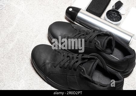 Set para la limpieza de zapatos negros de nobuck - spray repelente al agua,  pintura crema, esponjas Fotografía de stock - Alamy