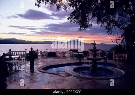 Terraza con fuente en el Palacio de La Puntilla De Piergiorgio, restaurante italiano, Sosua, República Dominicana, Caribe Foto de stock