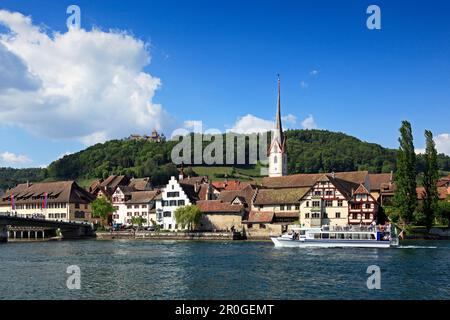 Vista en barco de excursión en el lago y St. Monasterio de Georgen, Stein am Rhein, Alto Rin, Lago de Constanza, Cantón Schaffhausen, Suiza, Europa Foto de stock