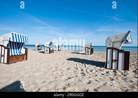 Mimbre techada sillas de playa en la playa de Wohlenberg, Boltenhagen, Bahía de Mecklenburg, Mecklenburg-Vorpommern, Alemania Foto de stock