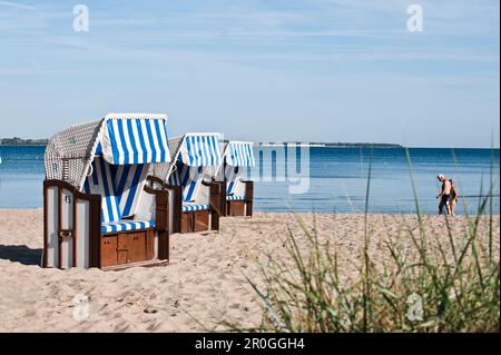 Silla de playa de mimbre techada en la playa de Wohlenberg, Boltenhagen, Bahía de Mecklemburgo, Mecklemburgo-Pomerania Occidental, Alemania Foto de stock