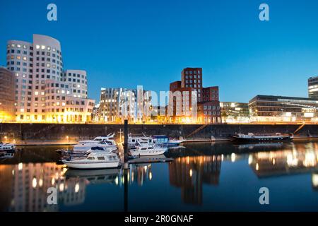 Edificios en Neuer Zollhof por la noche, Frank O. Gehry, Media Harbour por la noche, Düsseldorf, Düsseldorf, Renania del Norte-Westfalia, Alemania, Europa Foto de stock