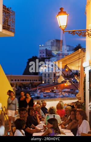 Gente en la Trattoria en la noche, Isla de Ponza, Islas Pontine, Lazio, Italia, Europa Foto de stock