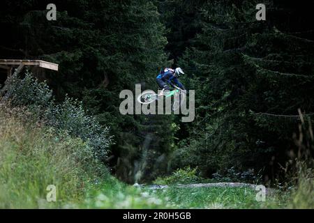 Salto de motociclista de montaña freeride, Chatel, Haute-Savoie, Francia Foto de stock