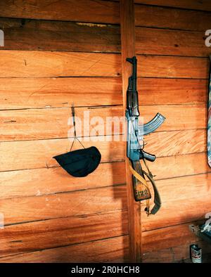 Artículos de caza en marco de madera en la pared Fotografía de stock - Alamy
