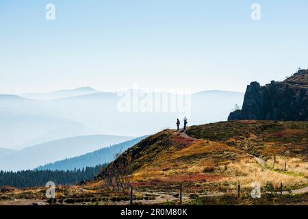 Montañas escalonadas en la bruma y Wanderer, en Hohneck, Col de la Gorge, Vosgos, Alsacia-Lorena, Francia Foto de stock