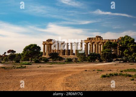 Las excavaciones en Selinunte en Sicilia a la luz del sol Foto de stock