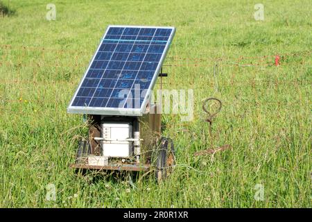 Pastor eléctrico alimentado con panel solar en los Alpes suizos Fotografía  de stock - Alamy