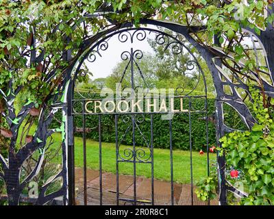 Durham, Reino Unido - 9 de mayo de 2023: Puerta en Crook Hall laberinto y jardines. Foto de stock