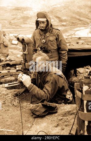 Gral. Gen. Frank Lowe, representante presidencial estadounidense en Corea, se examina la gama 'flash' instrumentos sobre las líneas del frente marítimo. Marzo de 1951. Foto por T. Sgt. Vance Jobe. (Infantería de Marina) Foto de stock