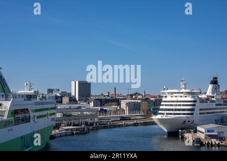 Cruceros Tallink amarrados en el puerto de pasajeros o reisisadam en Tallin, Estonia Foto de stock
