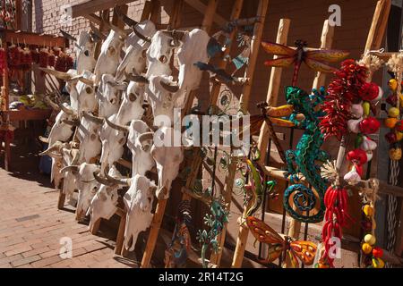 Santa Fe, Nuevo México, Estados Unidos - 6 de mayo de 2023: Una vista de la exhibición mercantil en las calles del centro de Santa Fe, NUEVO MÉXICO. Foto de stock