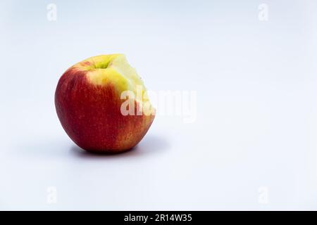 Manzana roja mordida sobre fondo blanco aislado con sombra. Fondo. Para texto. Foto de alta calidad Foto de stock