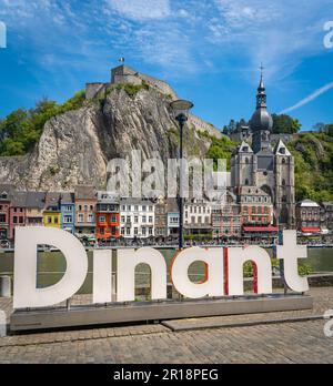 Dinant, Bélgica, 04.05.2023, Vista de Dinant, una popular ciudad turística a orillas del río Mosa en las Ardenas belgas Foto de stock