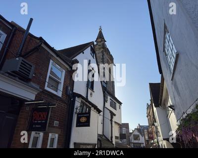 Una toma de ángulo bajo de los edificios antiguos tradicionales, French Row en St Albans, Londres, Inglaterra, Reino Unido Foto de stock