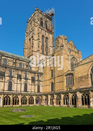 Durham, noreste de Inglaterra, Reino Unido - 22 de abril de 2019: Catedral de Durham vista desde el Palacio Verde. Catedral Anglicana y la iglesia central de la Diócesis de Foto de stock