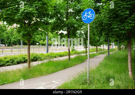 Señalización de tráfico bicicletas de carril compartido el día de primavera al aire libre Foto de stock