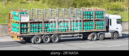 Vista lateral de la cadena de suministro de la marca Calor Gas, camión de camión DAF y semirremolque articulado cargado con cilindros de botella de gas Patio en la autopista M25 del Reino Unido Foto de stock